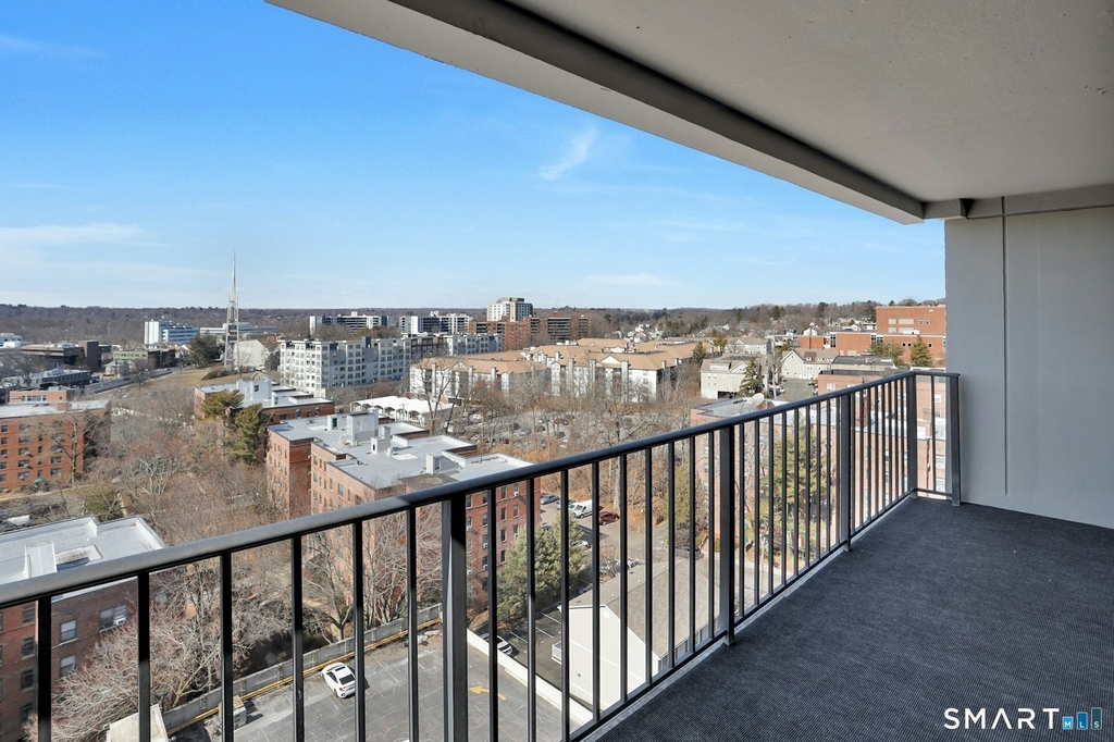 44 Strawberry Hill Avenue - Photo 6