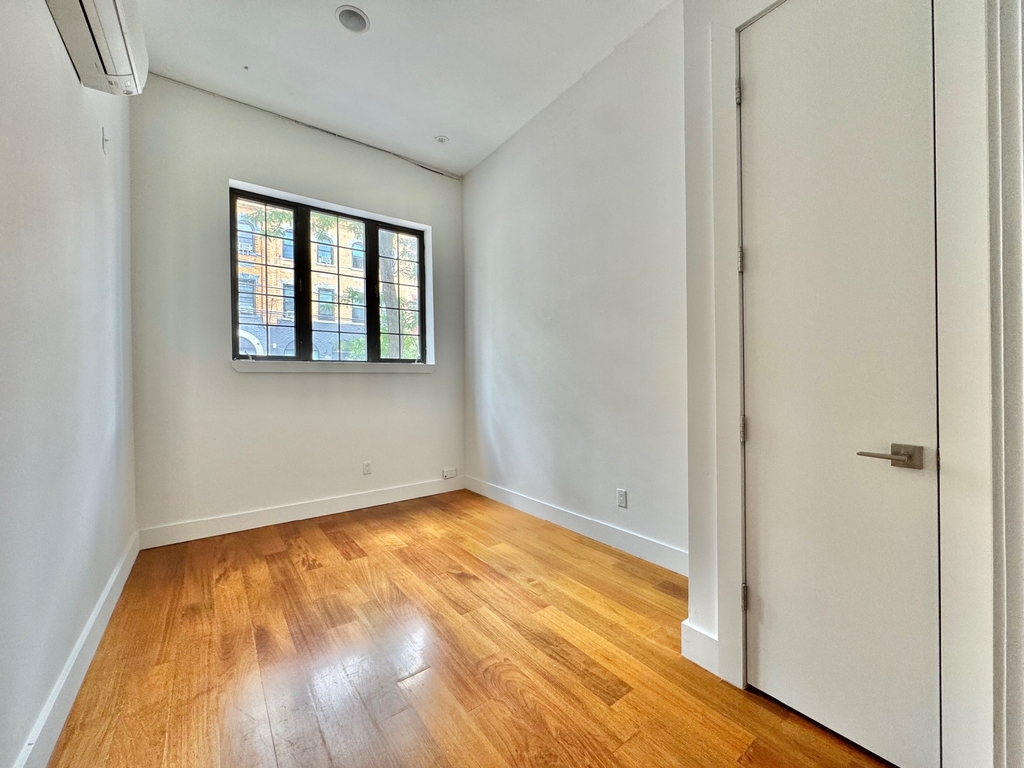 228 Kingsland Avenue - Photo 1
