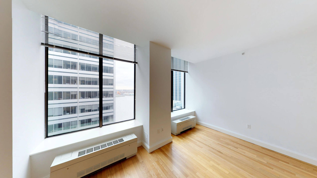 10 Hanover Square - Photo 1