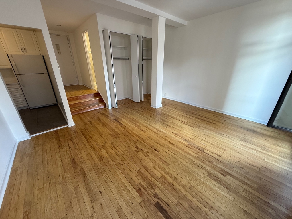 201 East 12th Street - Photo 2