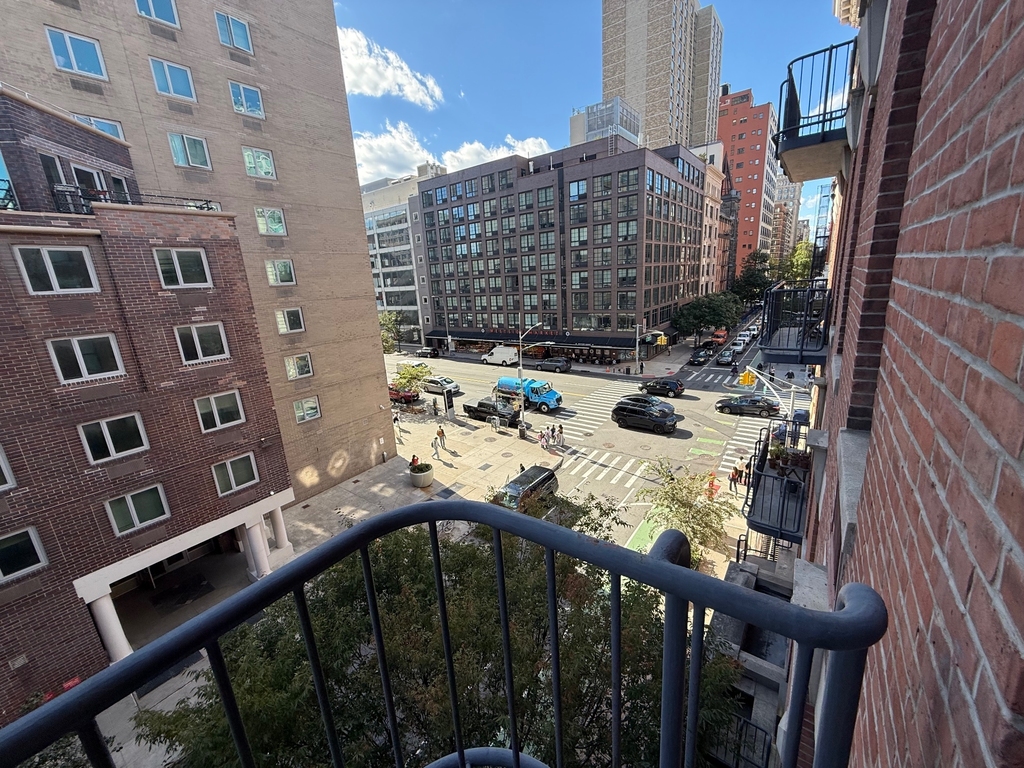 201 East 12th Street - Photo 4