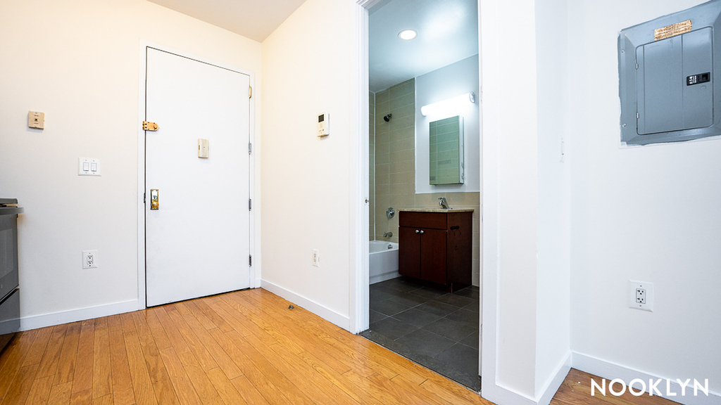 924 Metropolitan Ave - Photo 5