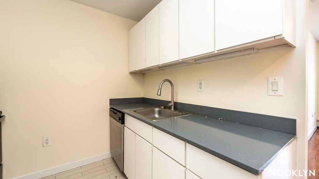 924 Metropolitan Ave - Photo 14