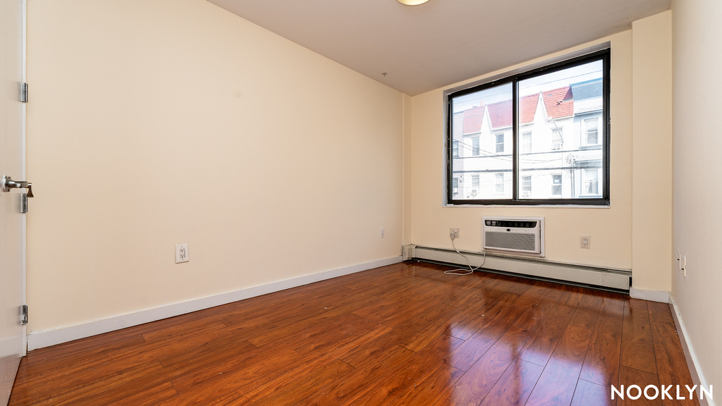 924 Metropolitan Ave - Photo 2