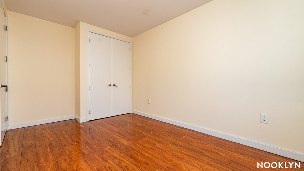 924 Metropolitan Ave - Photo 4