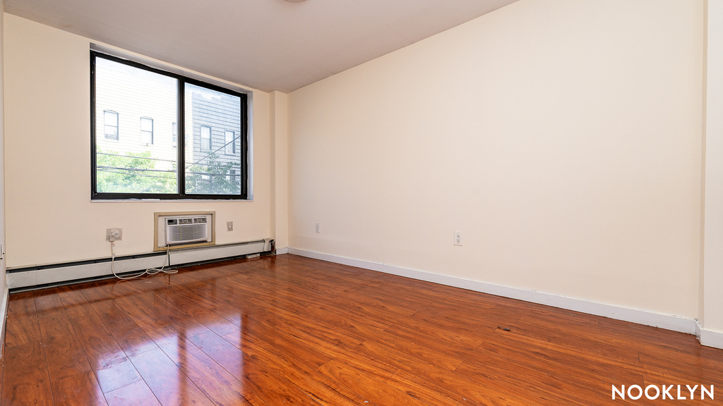 924 Metropolitan Ave - Photo 3