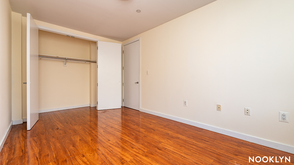 924 Metropolitan Ave - Photo 7