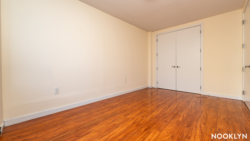 924 Metropolitan Ave - Photo 6