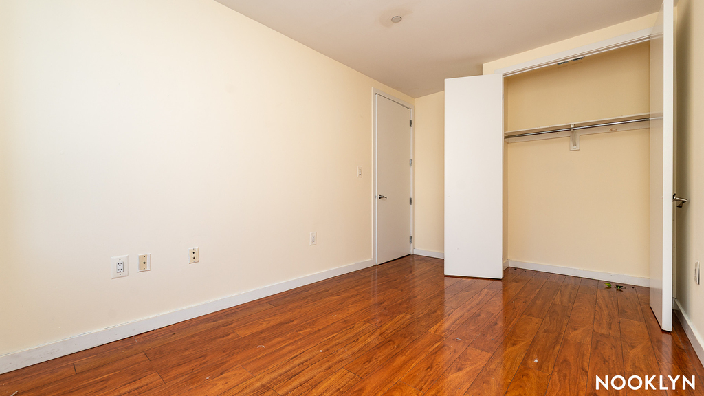 924 Metropolitan Ave - Photo 5