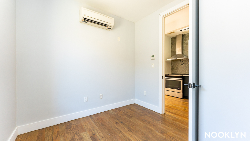 916 Bergen St - Photo 10