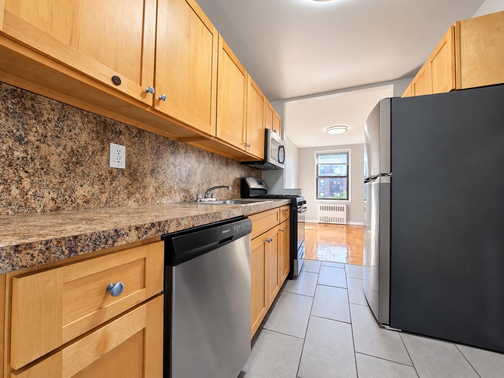 525-527 Riverdale Avenue - Photo 2