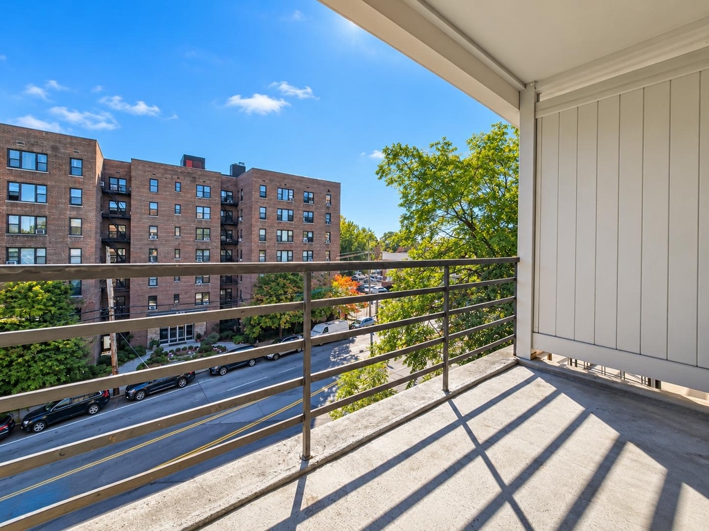 525-527 Riverdale Avenue - Photo 3