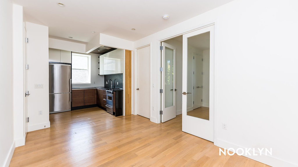 829 Willoughby Ave - Photo 0