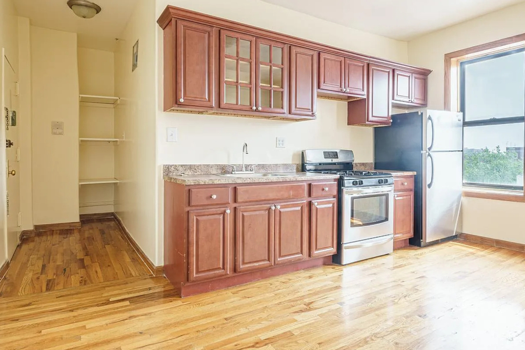 650 Crown Street - Photo 1