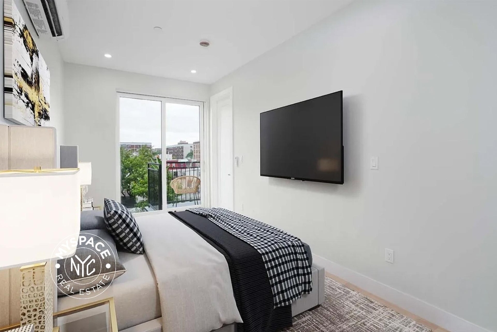 92 Manhattan Avenue - Photo 2