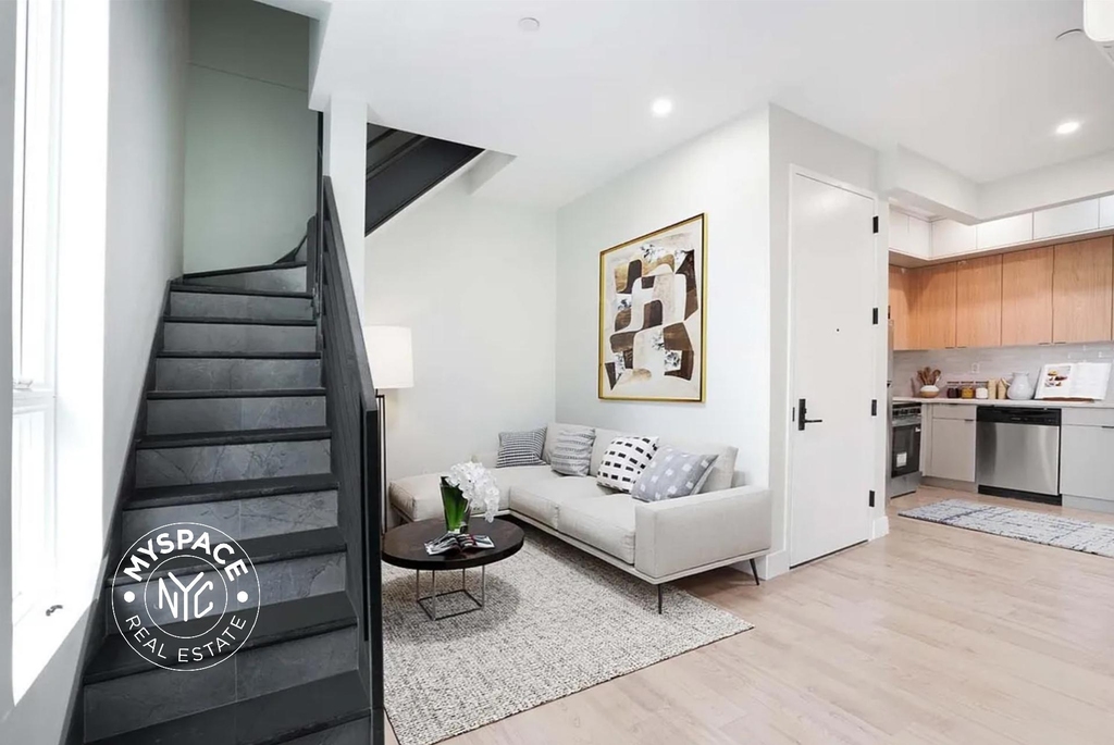 92 Manhattan Avenue - Photo 1