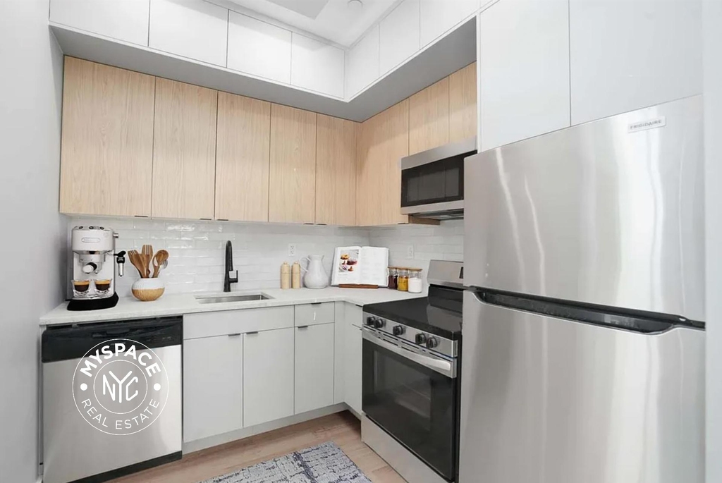 92 Manhattan Avenue - Photo 0