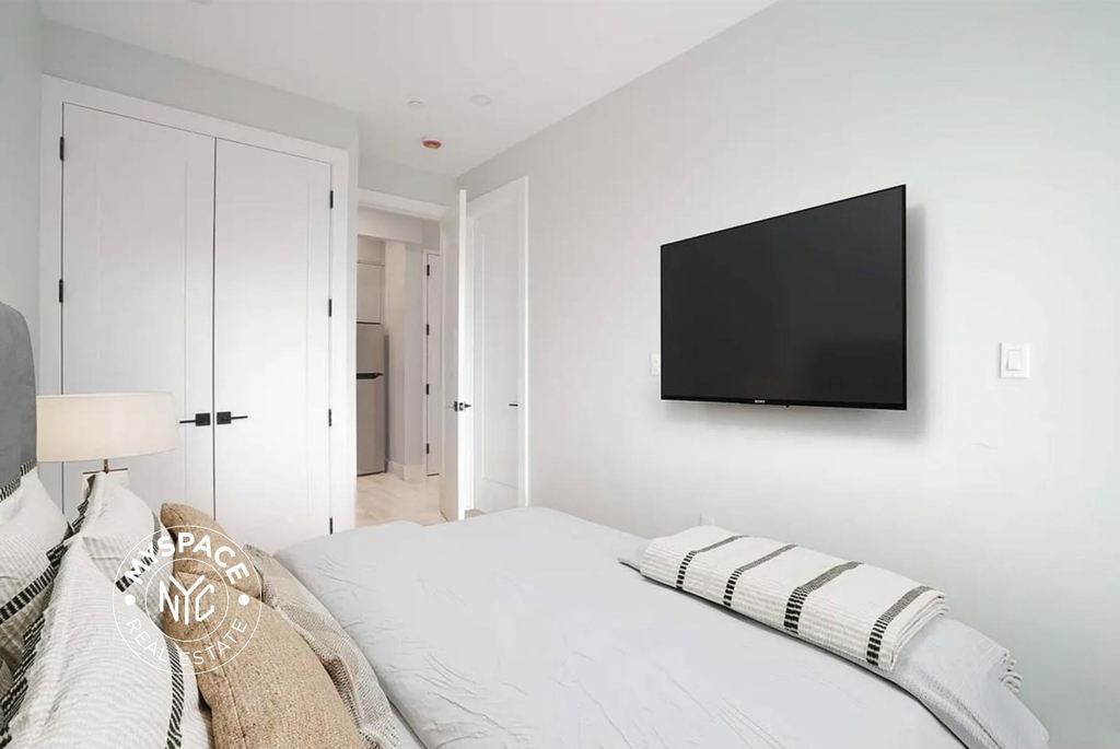 92 Manhattan Avenue - Photo 3
