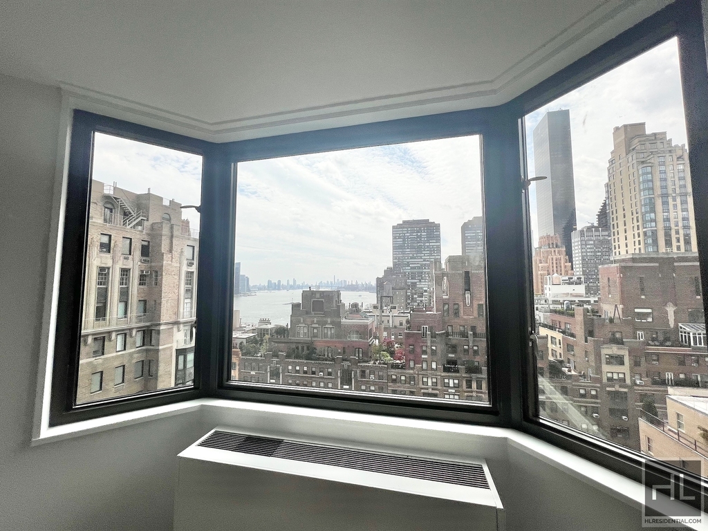 E 52nd St - Photo 1