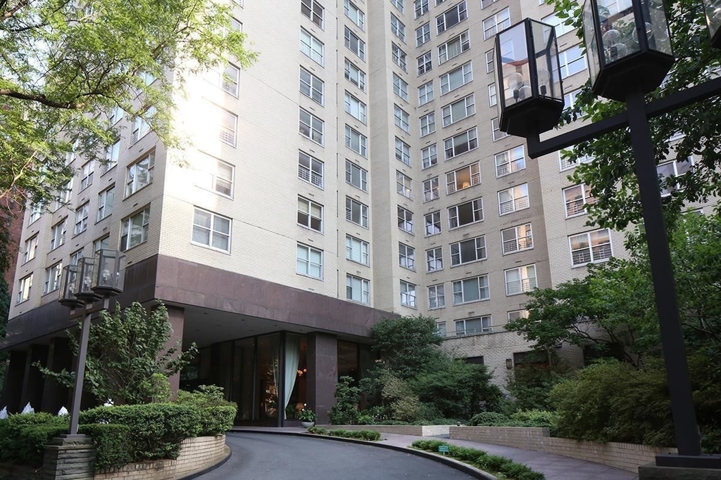 East 75th Street - Photo 5