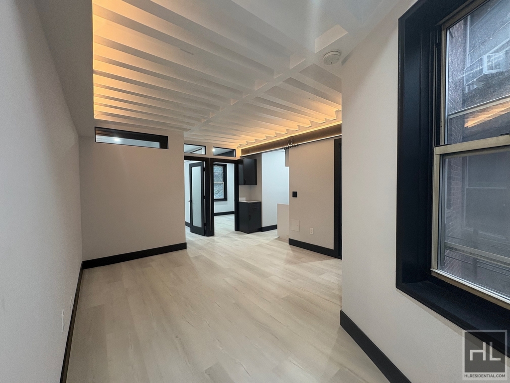 East 58 Street - Photo 1