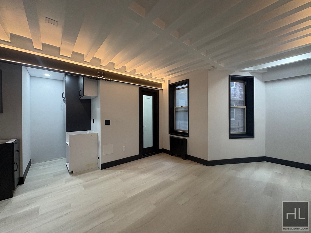 East 58 Street - Photo 0