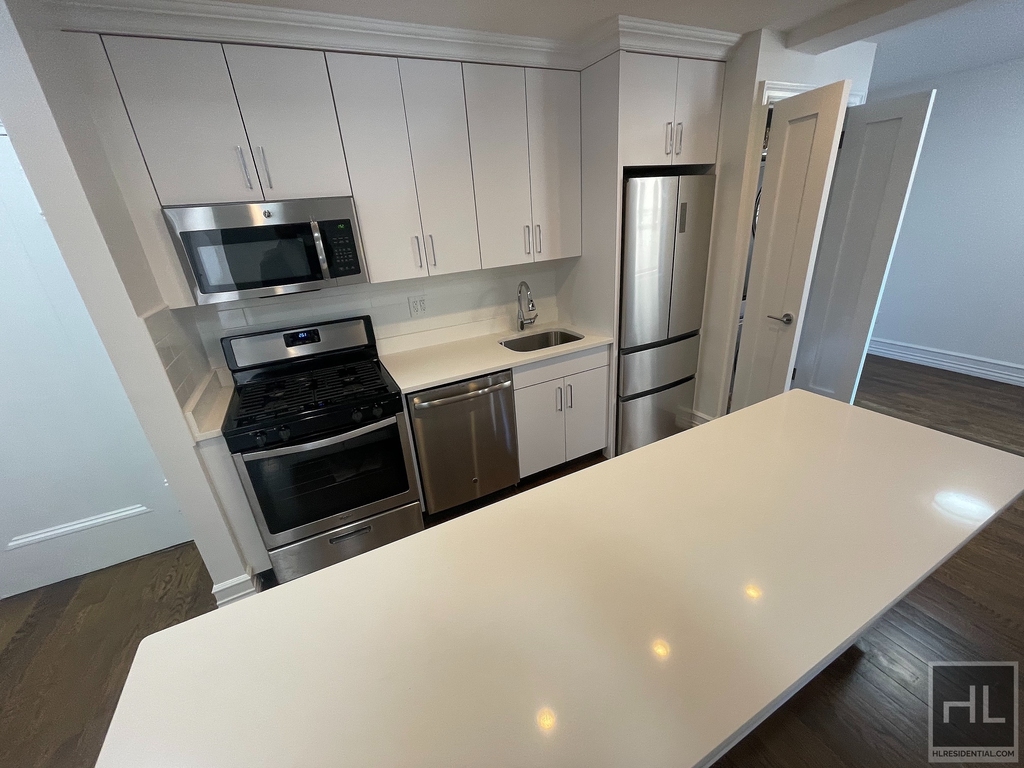 West 68 Street - Photo 7