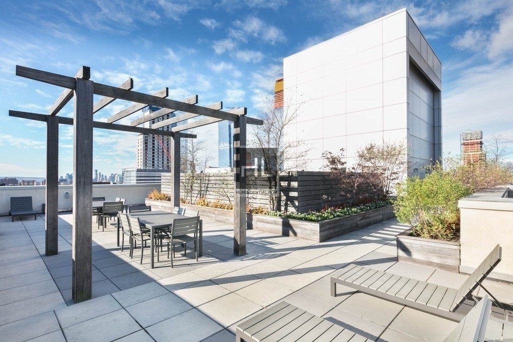West 37th Street - Photo 4