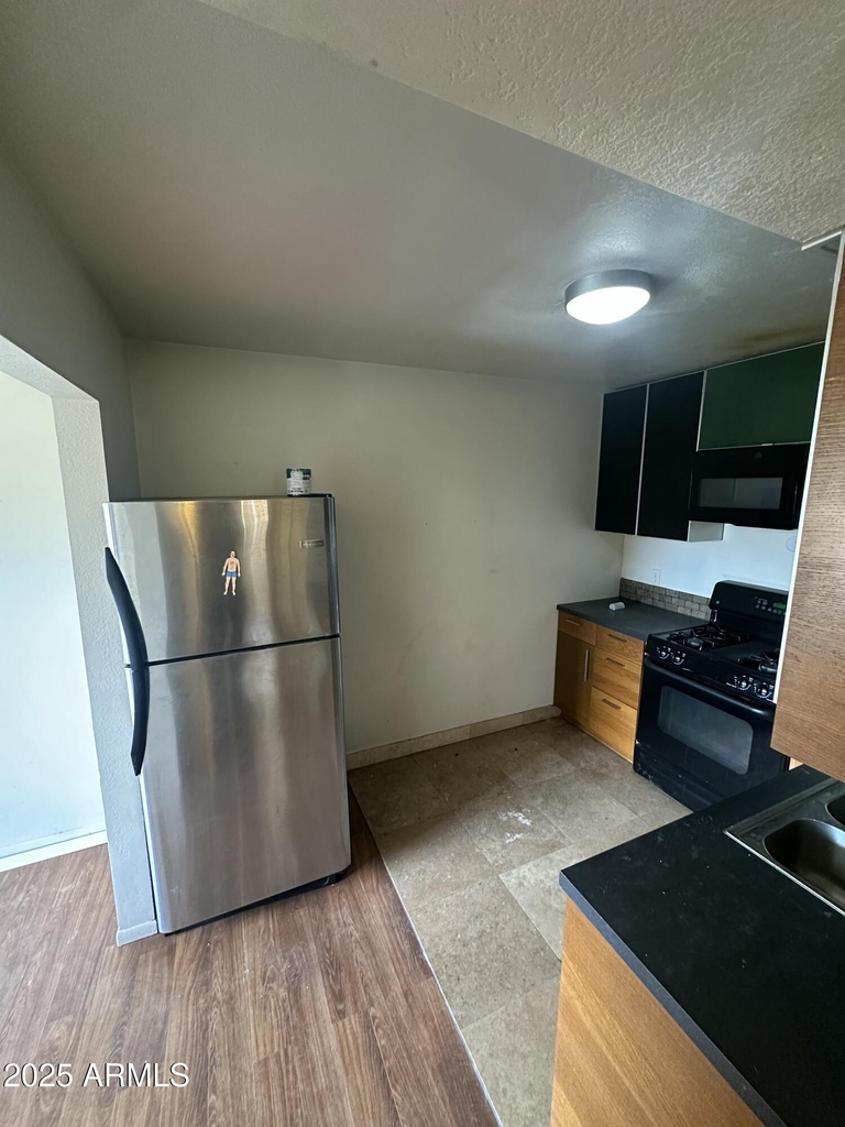 828 W 2nd Street - Photo 5