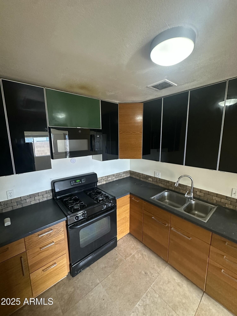 828 W 2nd Street - Photo 6
