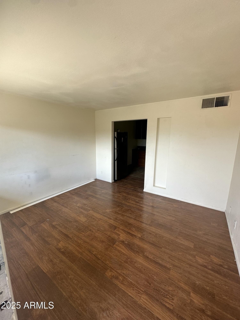 828 W 2nd Street - Photo 2