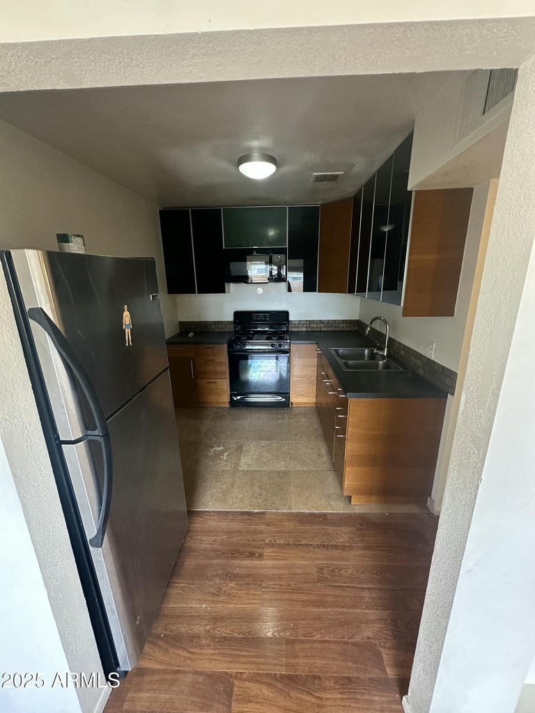 828 W 2nd Street - Photo 4