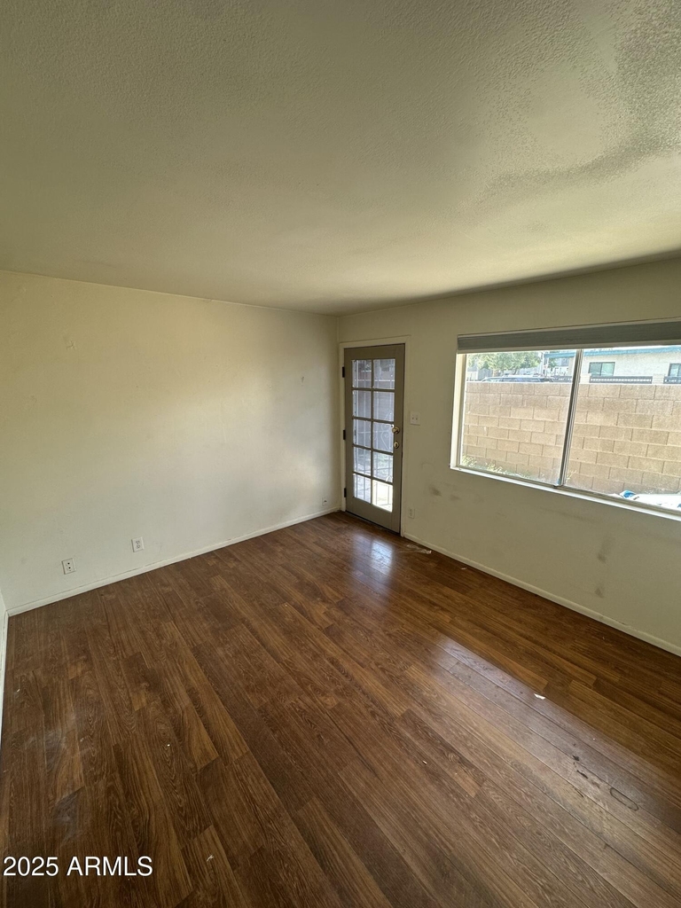 828 W 2nd Street - Photo 3