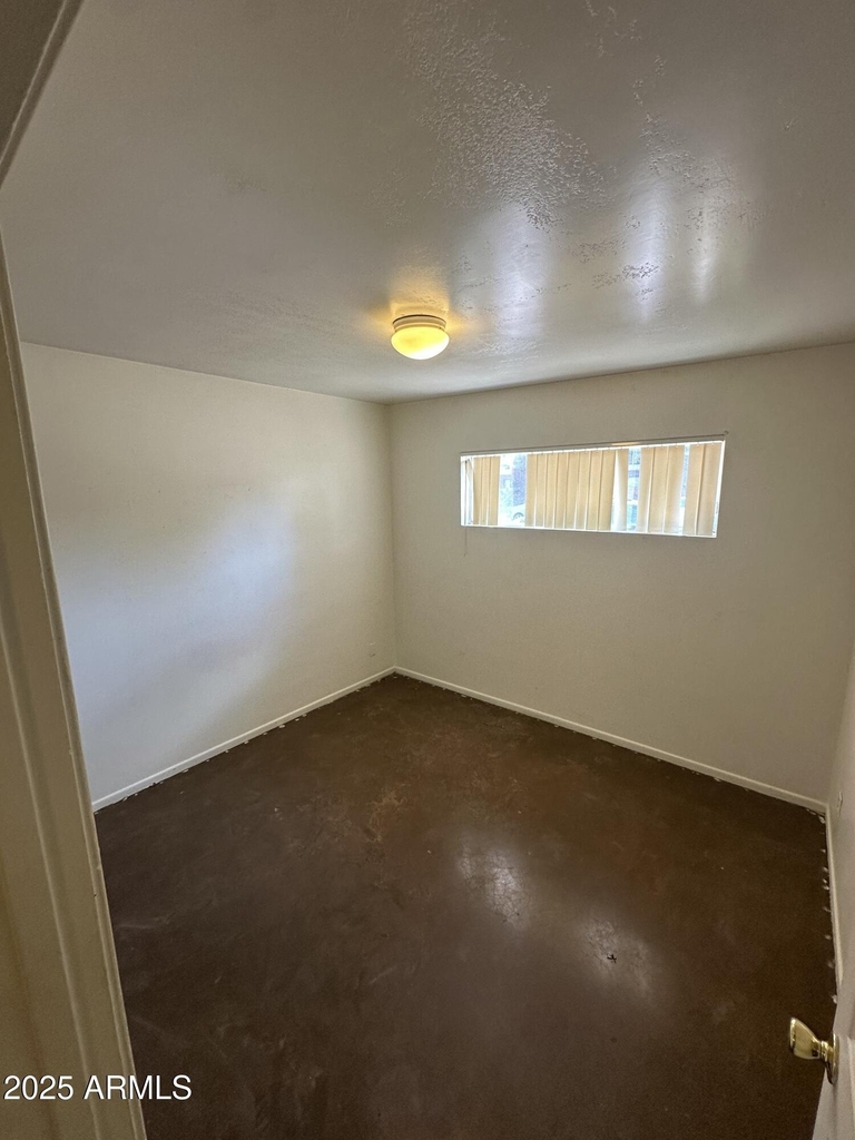828 W 2nd Street - Photo 11