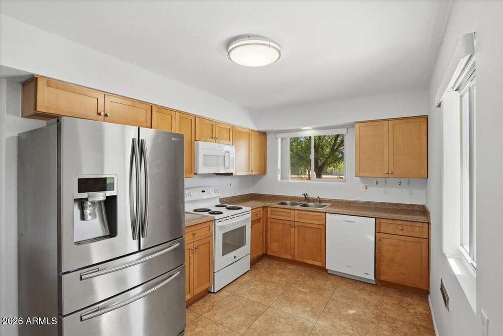 10916 W Peoria Avenue - Photo 4