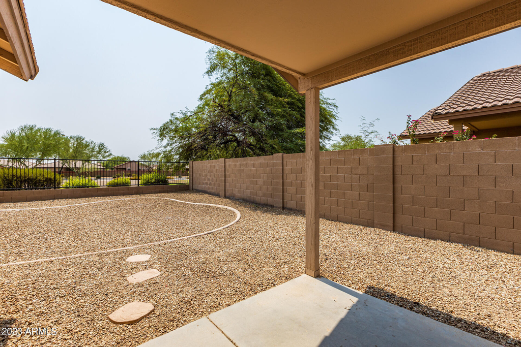 15193 W Adams Street - Photo 23