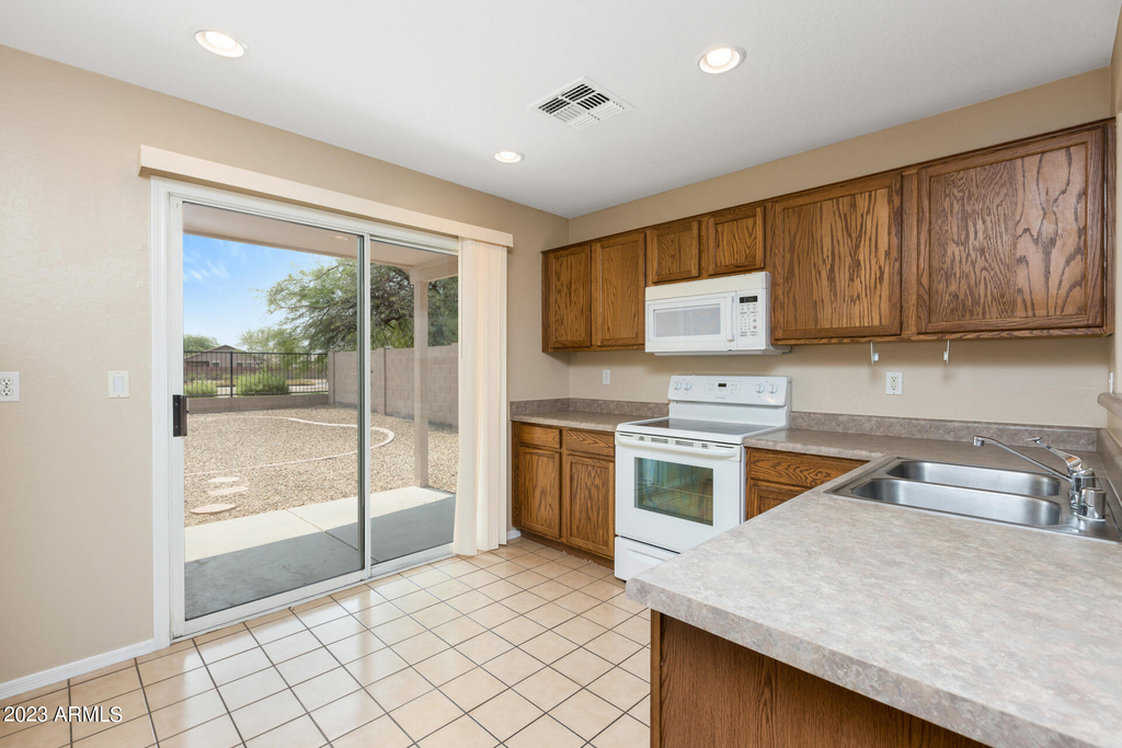 15193 W Adams Street - Photo 9