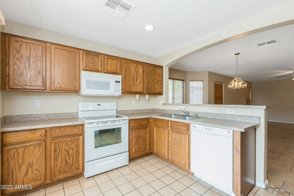 15193 W Adams Street - Photo 10