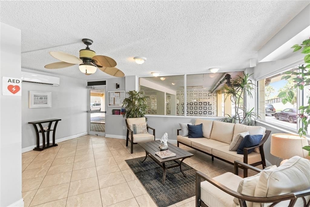 1161 Hillsboro Mile - Photo 3