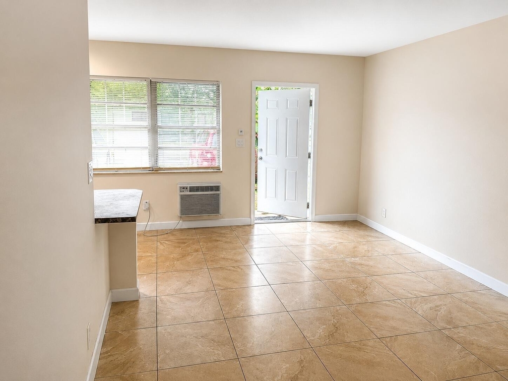 824 Ne 16th Street - Photo 2