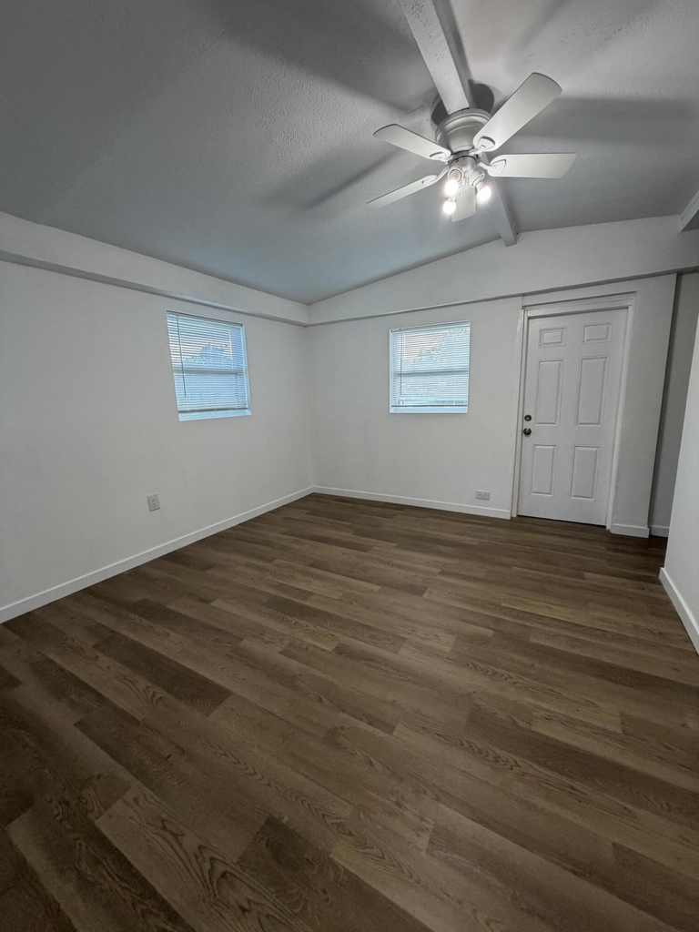 1721 Ne 52nd Street - Photo 3