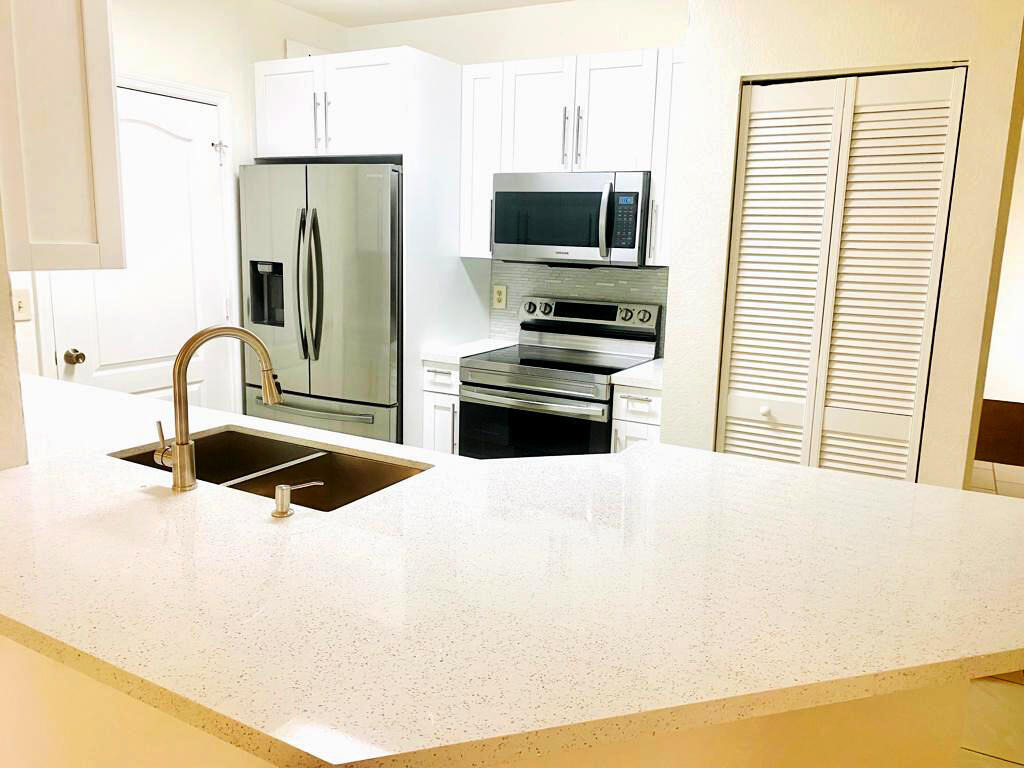 100 Sw Peacock Boulevard - Photo 1