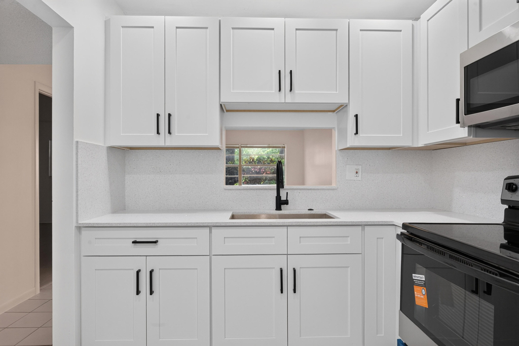 5061 W Oakland Park Boulevard - Photo 4