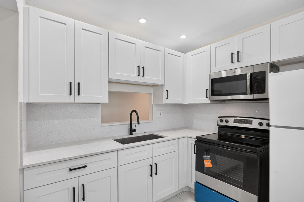 5061 W Oakland Park Boulevard - Photo 3