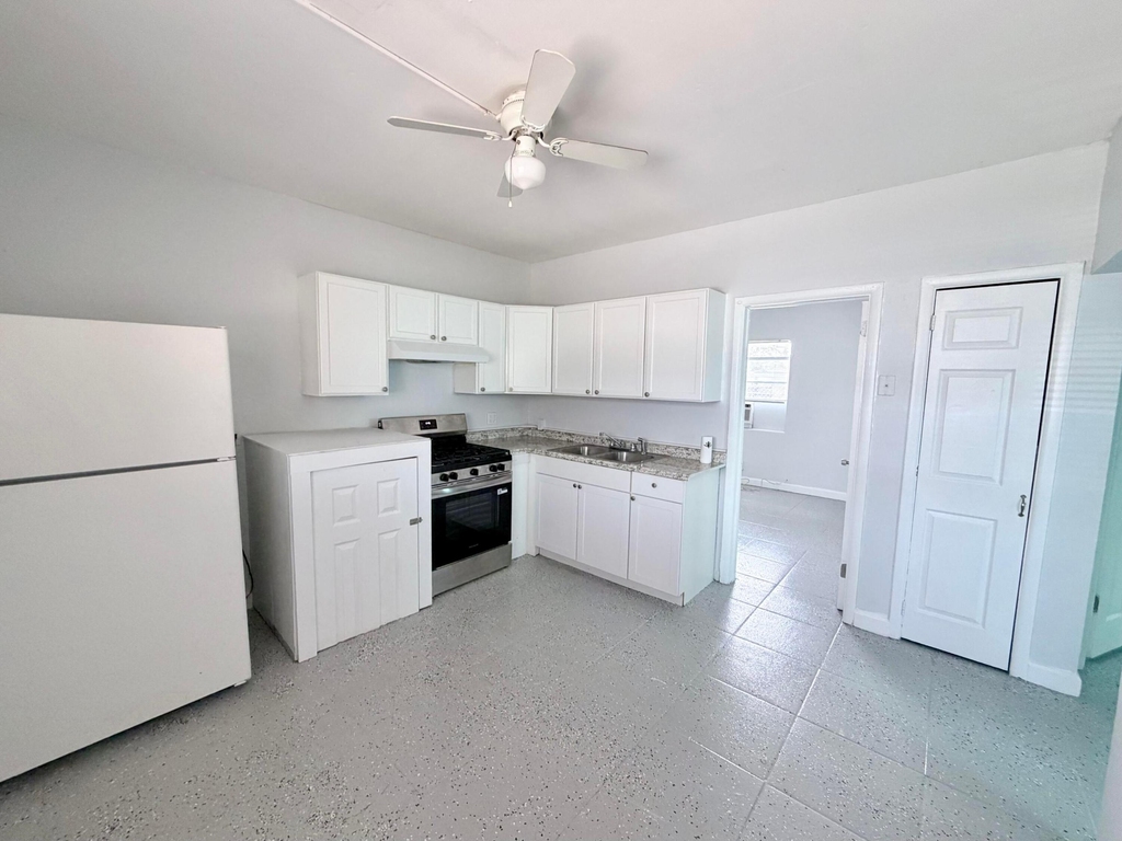 1007 N Tamarind Avenue - Photo 1