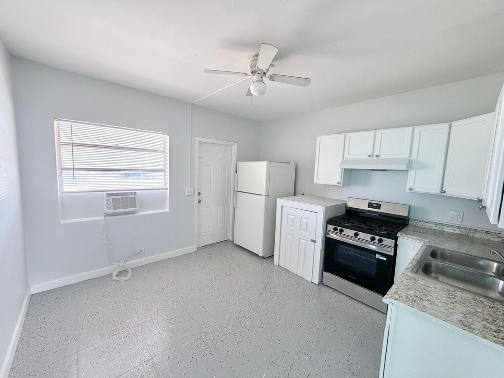 1007 N Tamarind Avenue - Photo 3
