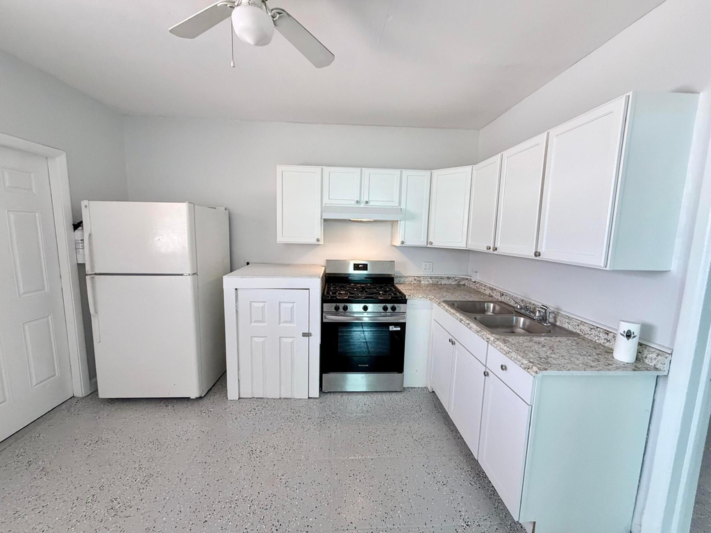 1007 N Tamarind Avenue - Photo 2