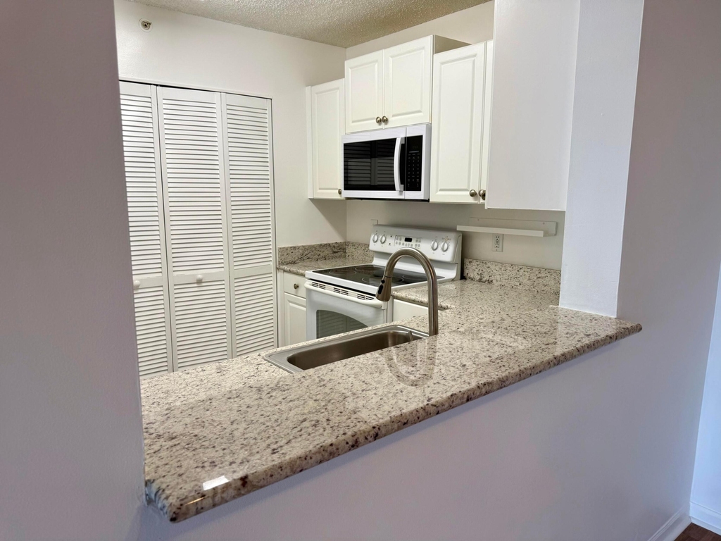 1450 Se 3rd Avenue - Photo 2