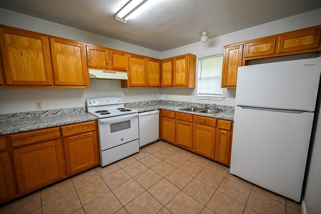 105 S Wilson Street - Photo 2