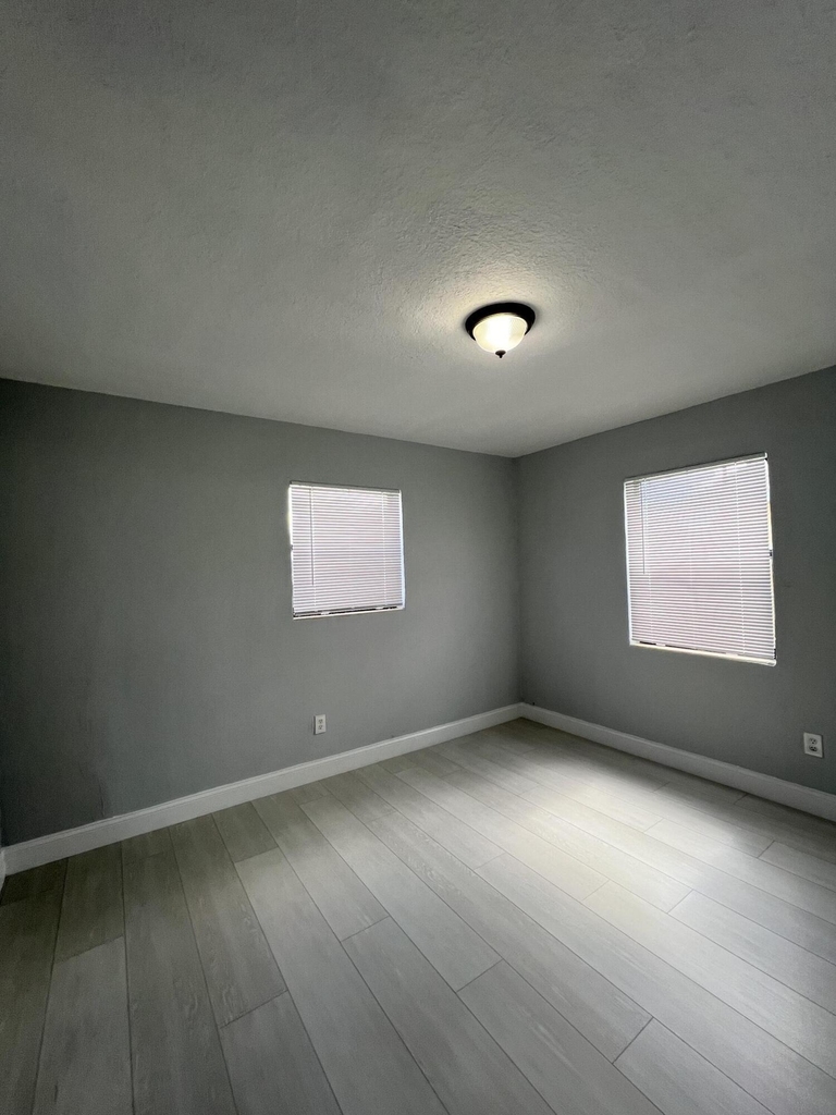 1273 W 34th Street - Photo 5